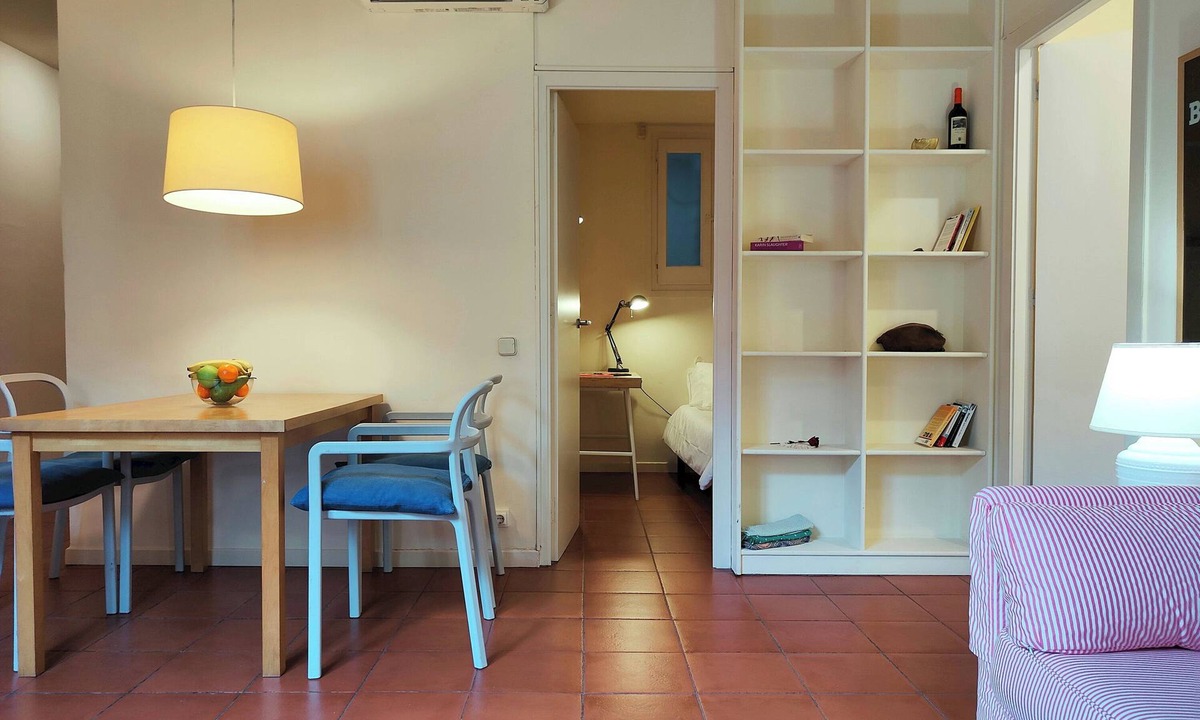 Gothic Quarter Apartment | RL Spacious 2-Bed Apt on La Rambla. Wifi &Central