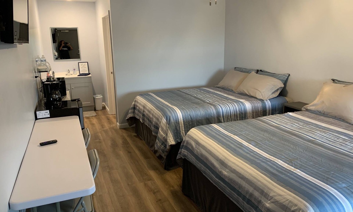 Warsaw Hotel | Rm 2 -Waterfront Double Queen/2nd floor