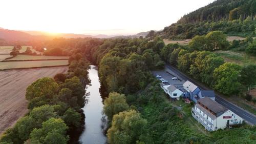 Gilwern Hotel | Roadhouse Llanwenarth