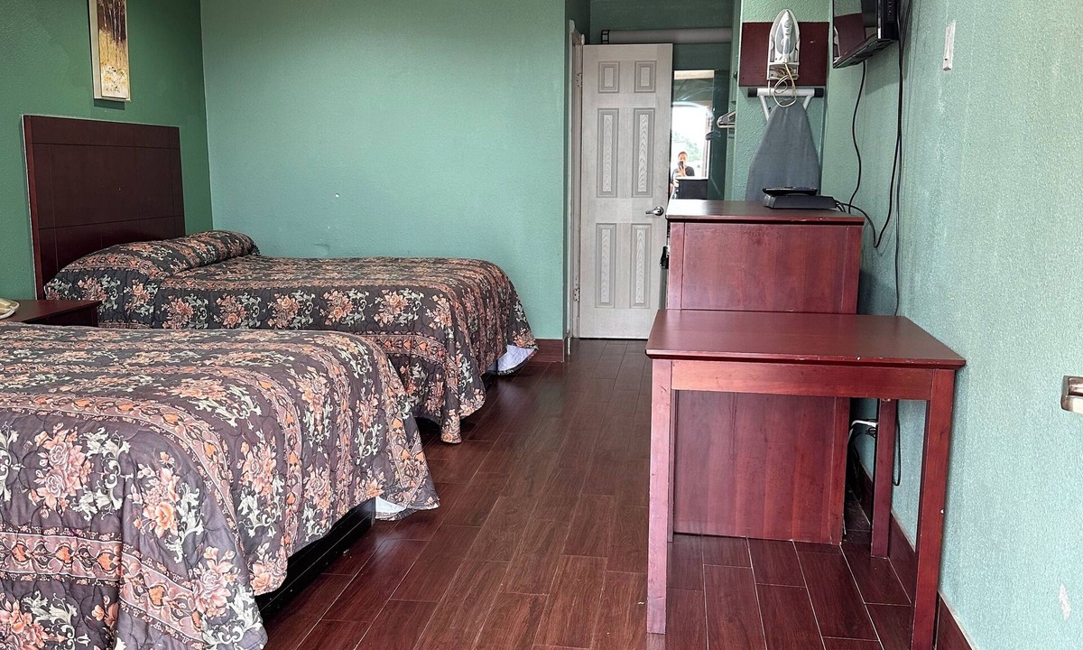 Floresville Hotel | Roadside Inn