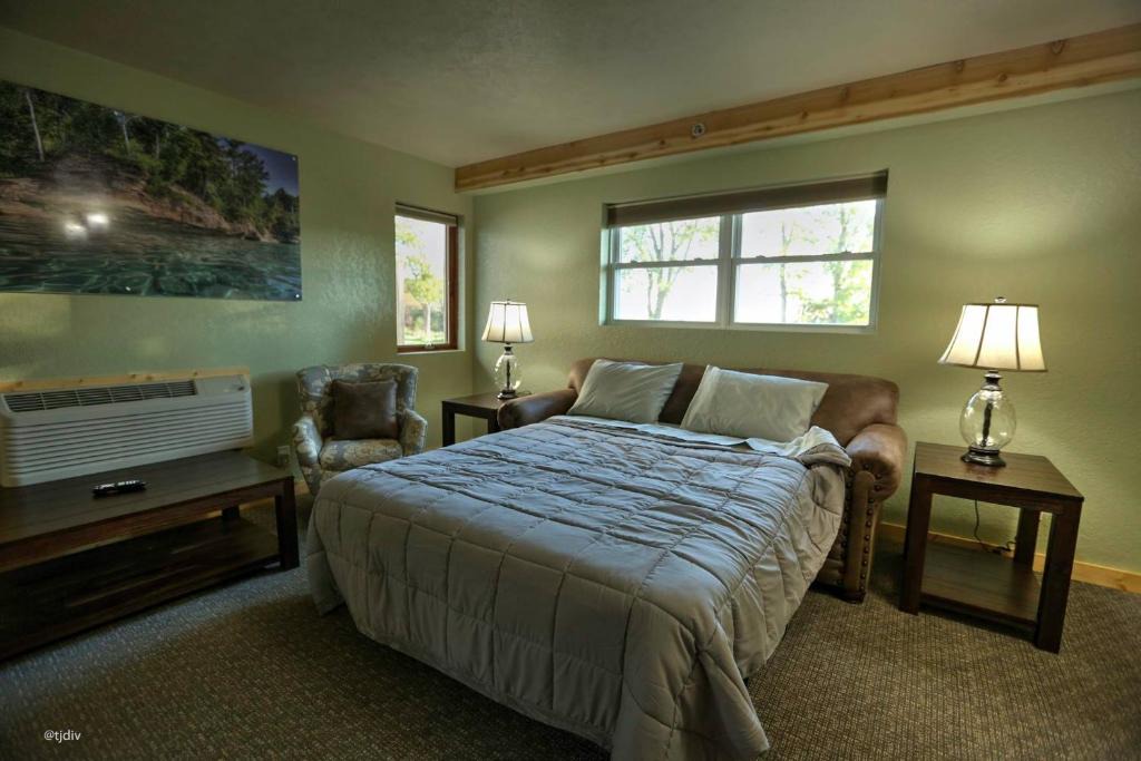 Munising Hotel | Roam Inn