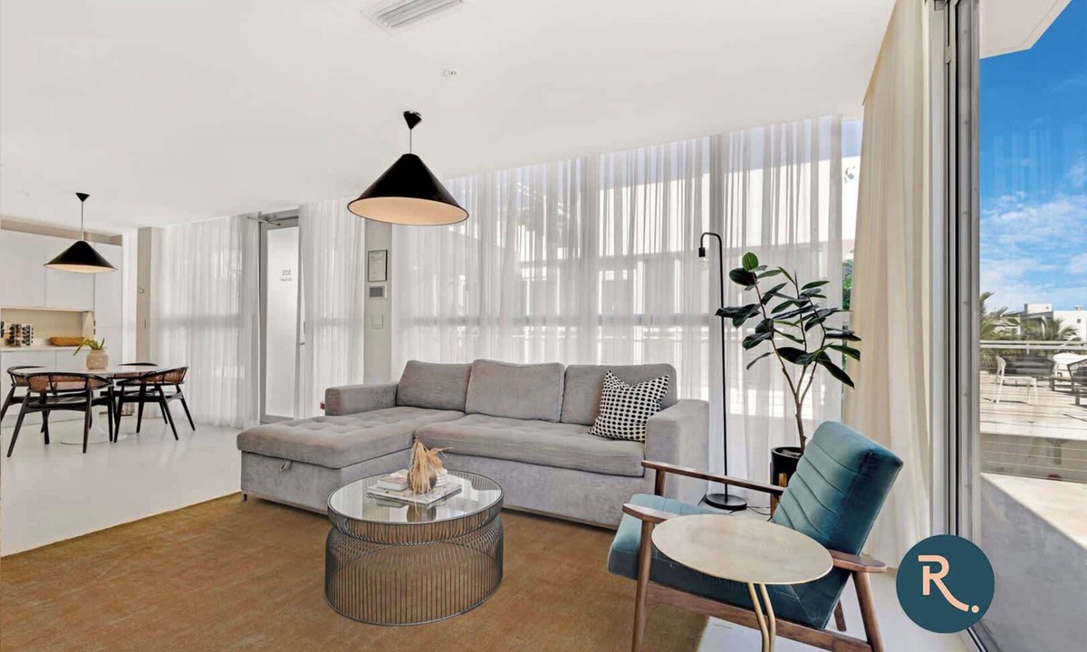 South Pointe House | Roami at 250 Collins | 10 Bed Combo | Rooftop Pool