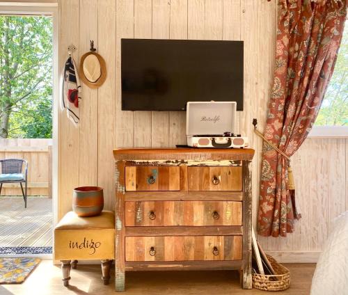 Drybrook House | Robin Cabin with hot tub