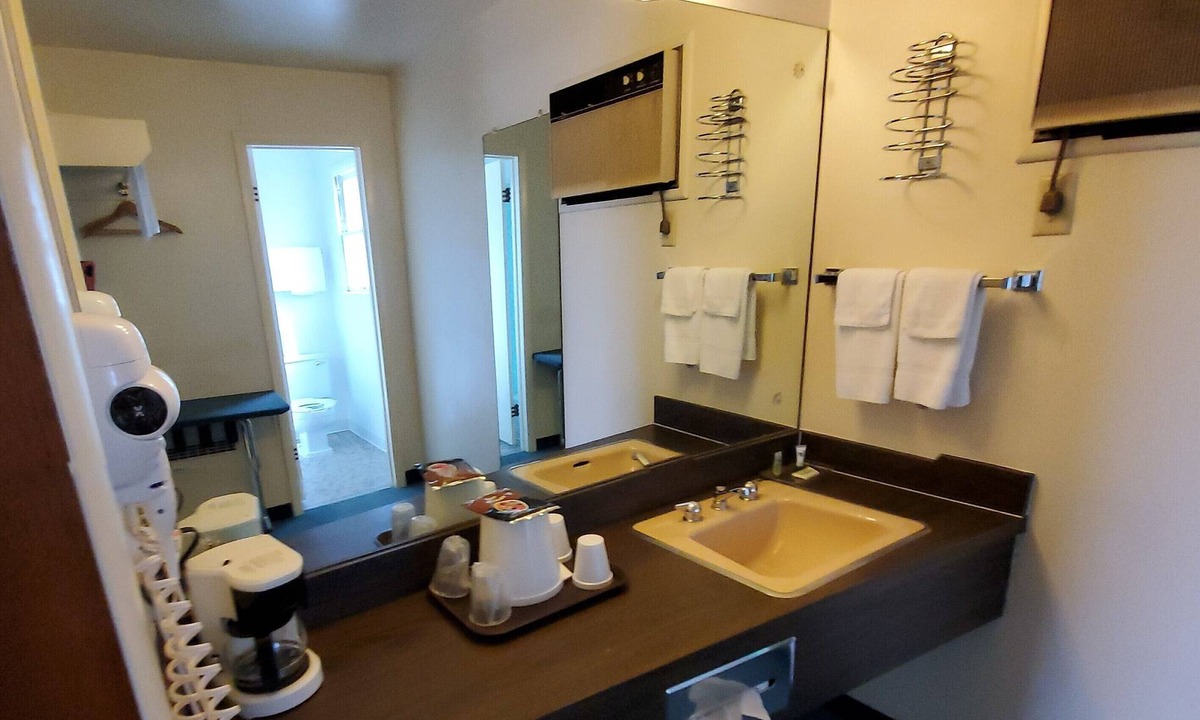 Raton Hotel | Robin Hood Motel