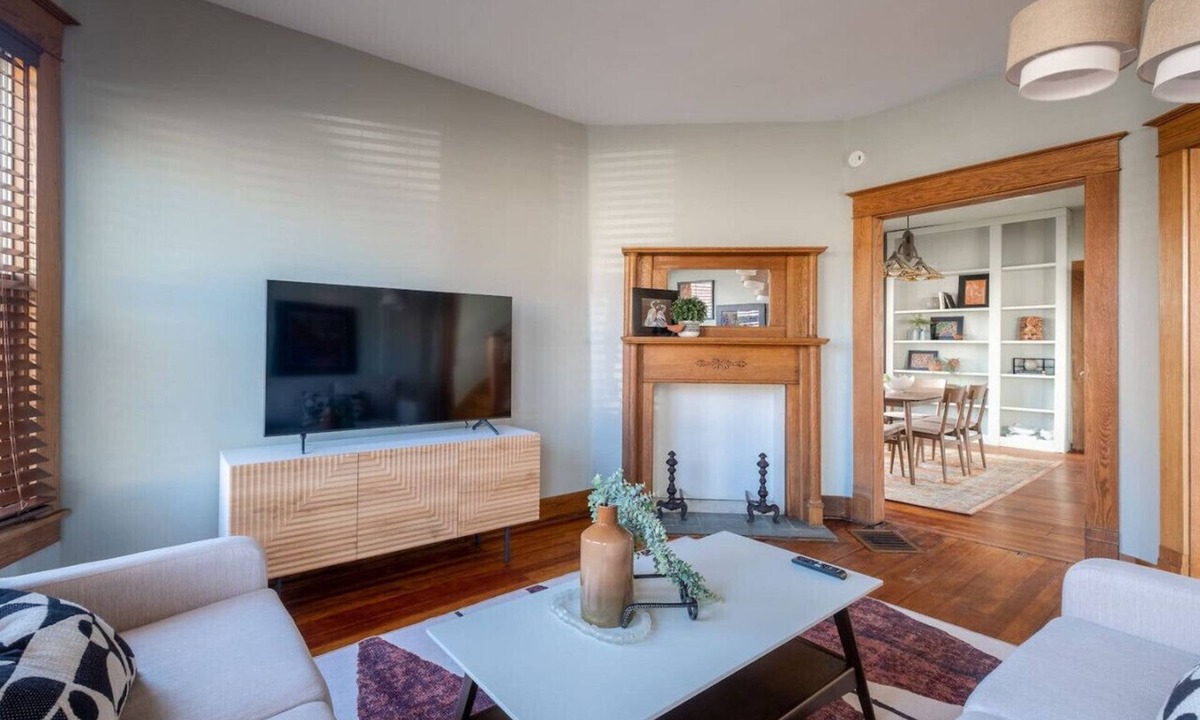 Columbus House | Robin's Egg ~ Private Downtown, Pet-Friendly Gem