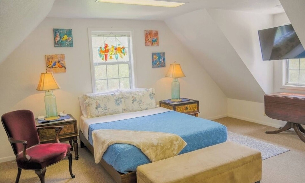 Bay City Apartment | Robin's Nest Garage Apartment Studio in Peaceful, Safe, Historic Neighborhood