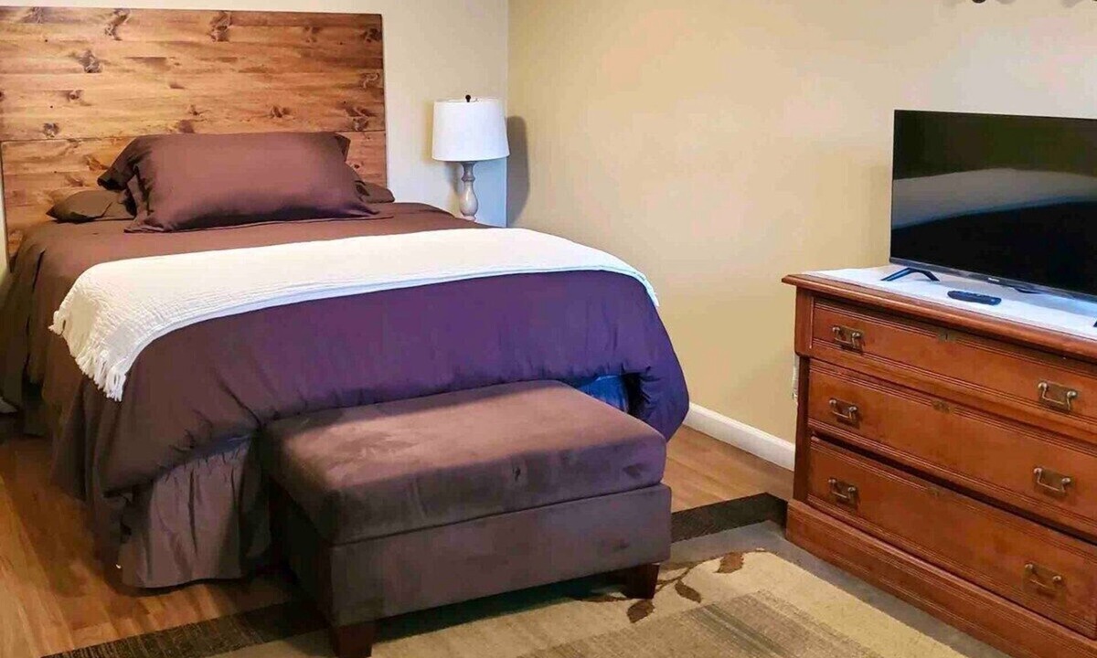 Saranac Lake House | Robin's Nest Queen Suite with Private Bath