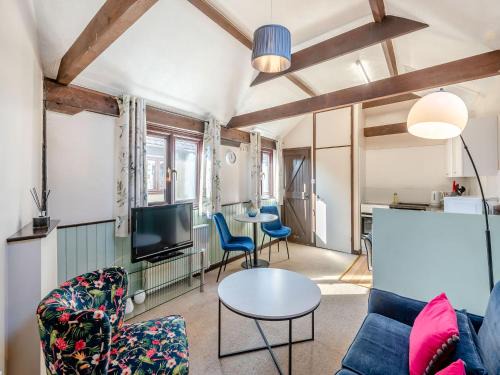 Colchester House | Robin - Uk48171