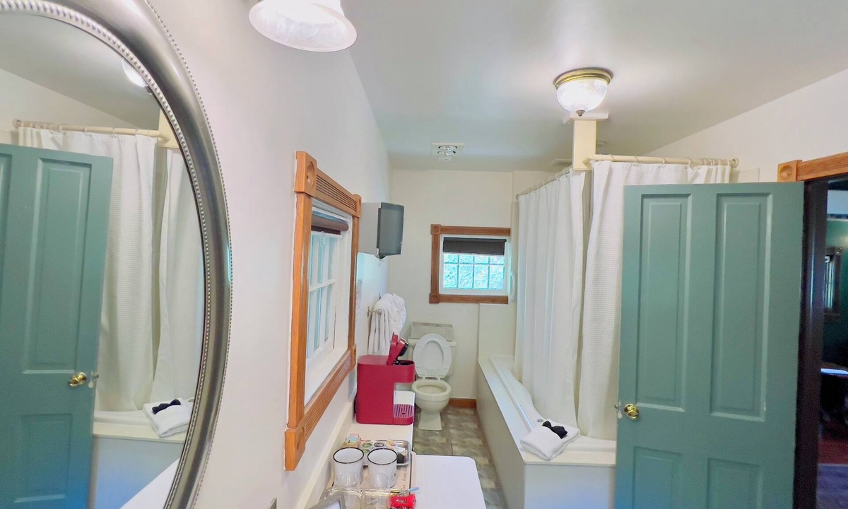 Eureka Springs Historic District Cottage | Rock Cottage Gardens B&B - Cottage #4 Sasquatch Lodge