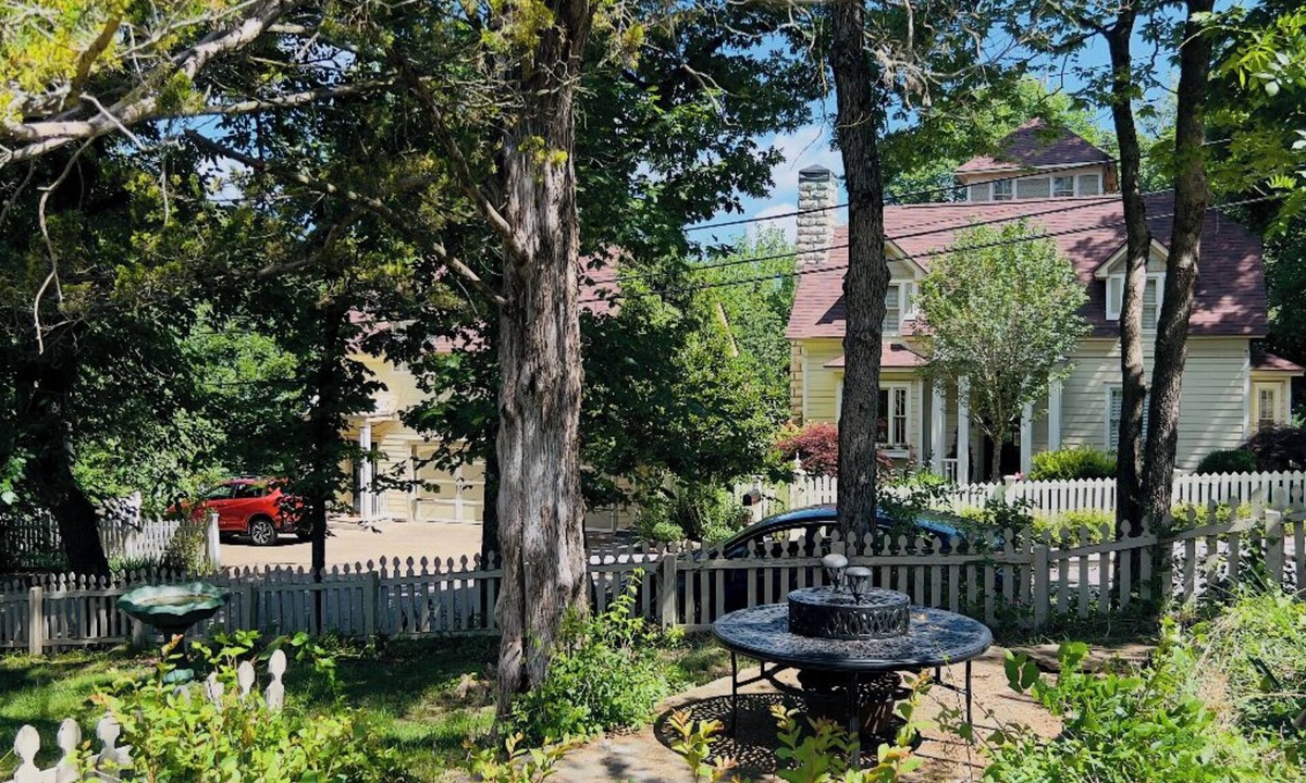 Eureka Springs Historic District Bed & Breakfast | Rock Cottage Gardens Bed & Breakfast
