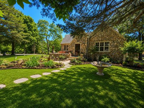 Eureka Springs Historic District Bed & Breakfast | Rock Cottage Gardens B&B