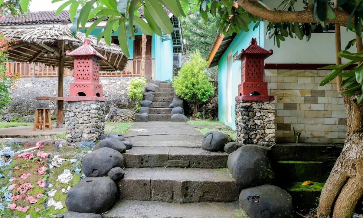 Wonosari Hotel | Rock Garden Homestay & Resto