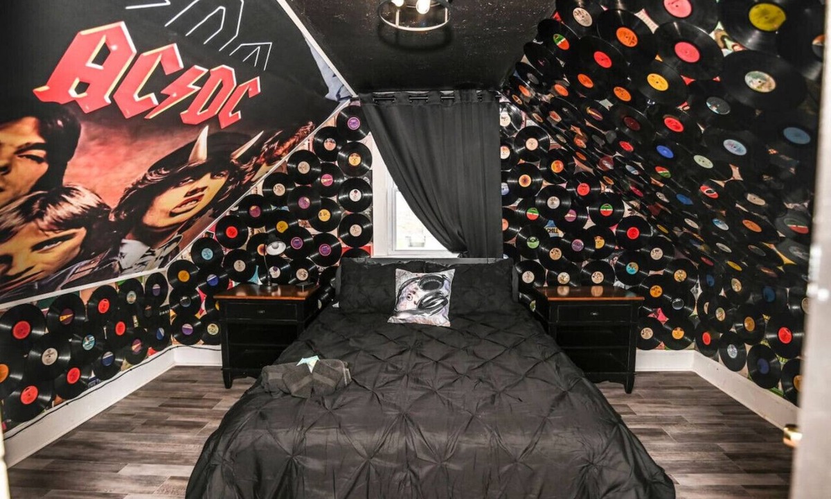 Cleveland Apartment | Rock 'n' Roll Duplex | Themed | Sleeps 10