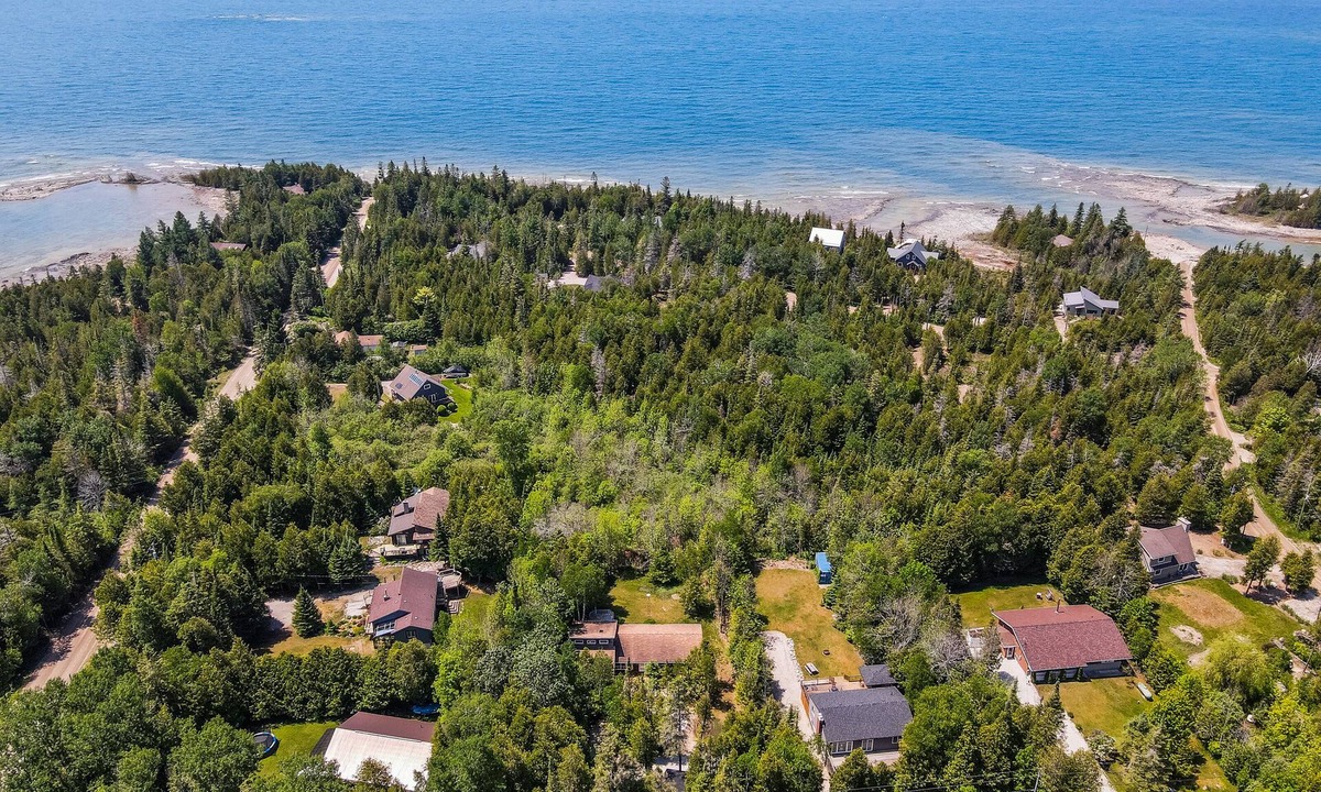 Colpoys Bay Cottage | Rockaway: Rustic Charm Meets Modern Private Comfort