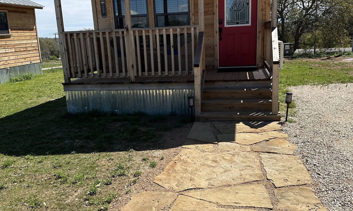 Johnson City Cabin | Rockin’ Pony Silver Dollar Winery Hill CountrynWinery, Cidery & Bistro