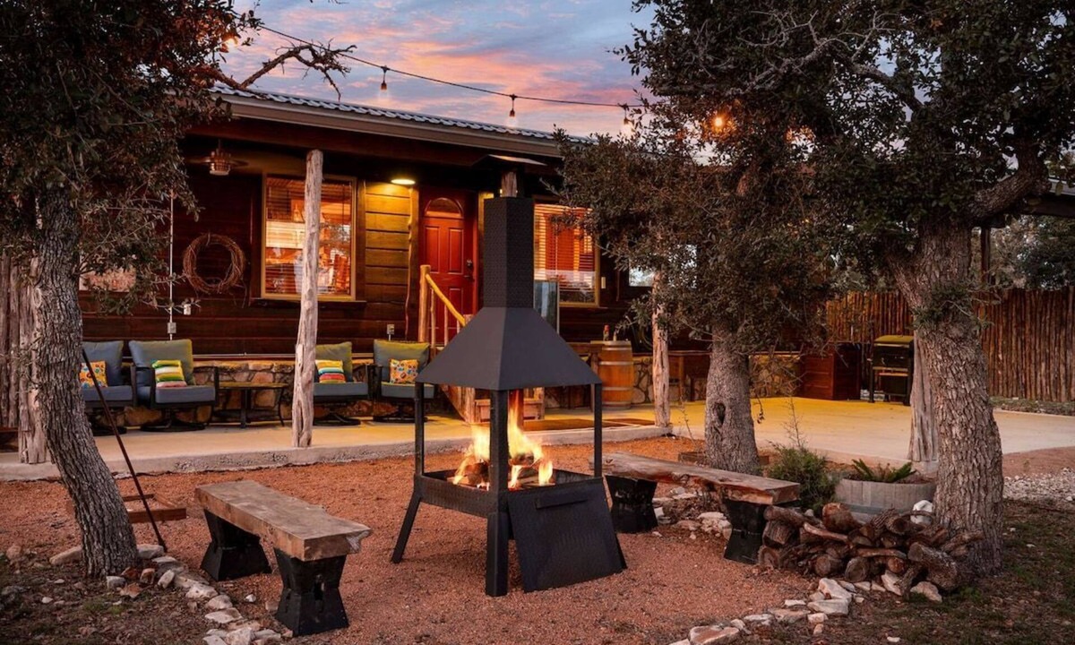 Fredericksburg Cabin | Rockin' R - Mason Jar Cabin