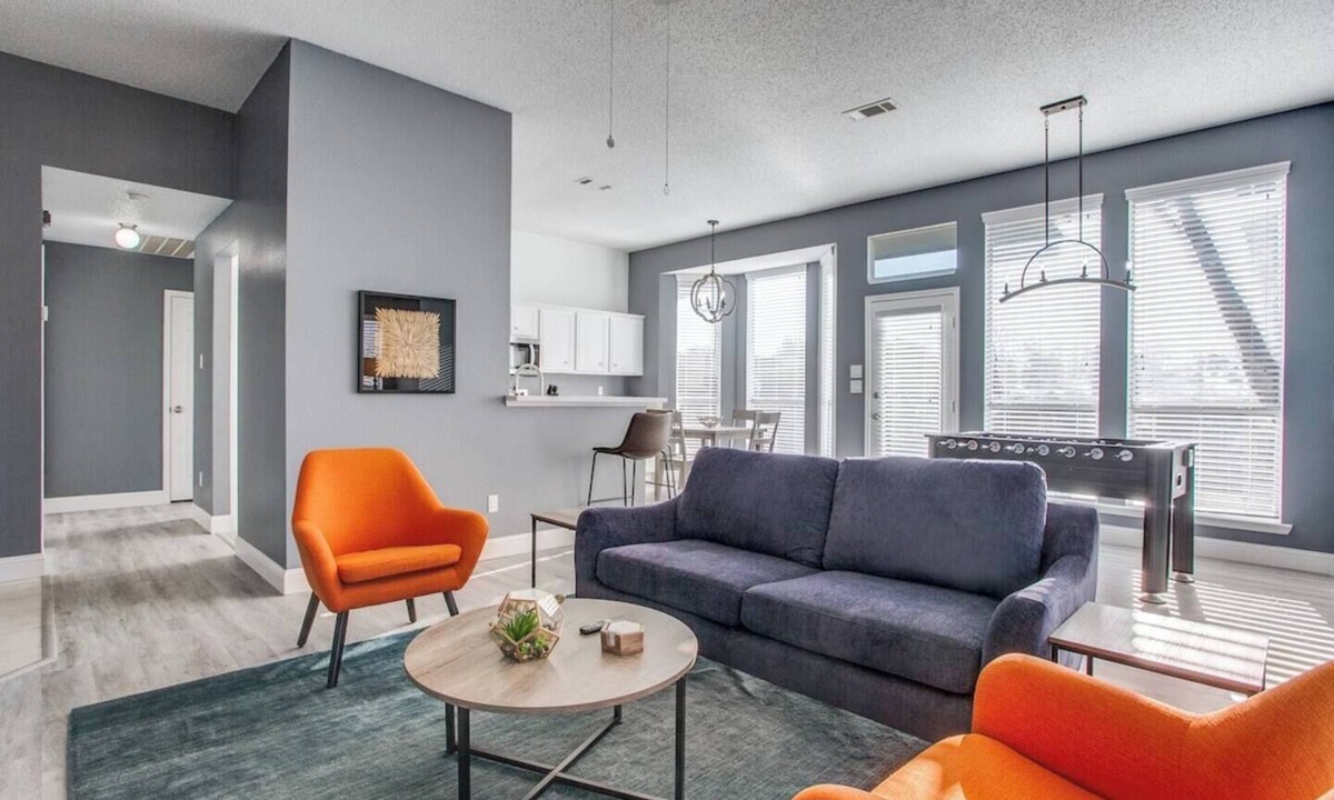 Elmo House | Rockwall Retreat: Walk to the Lake