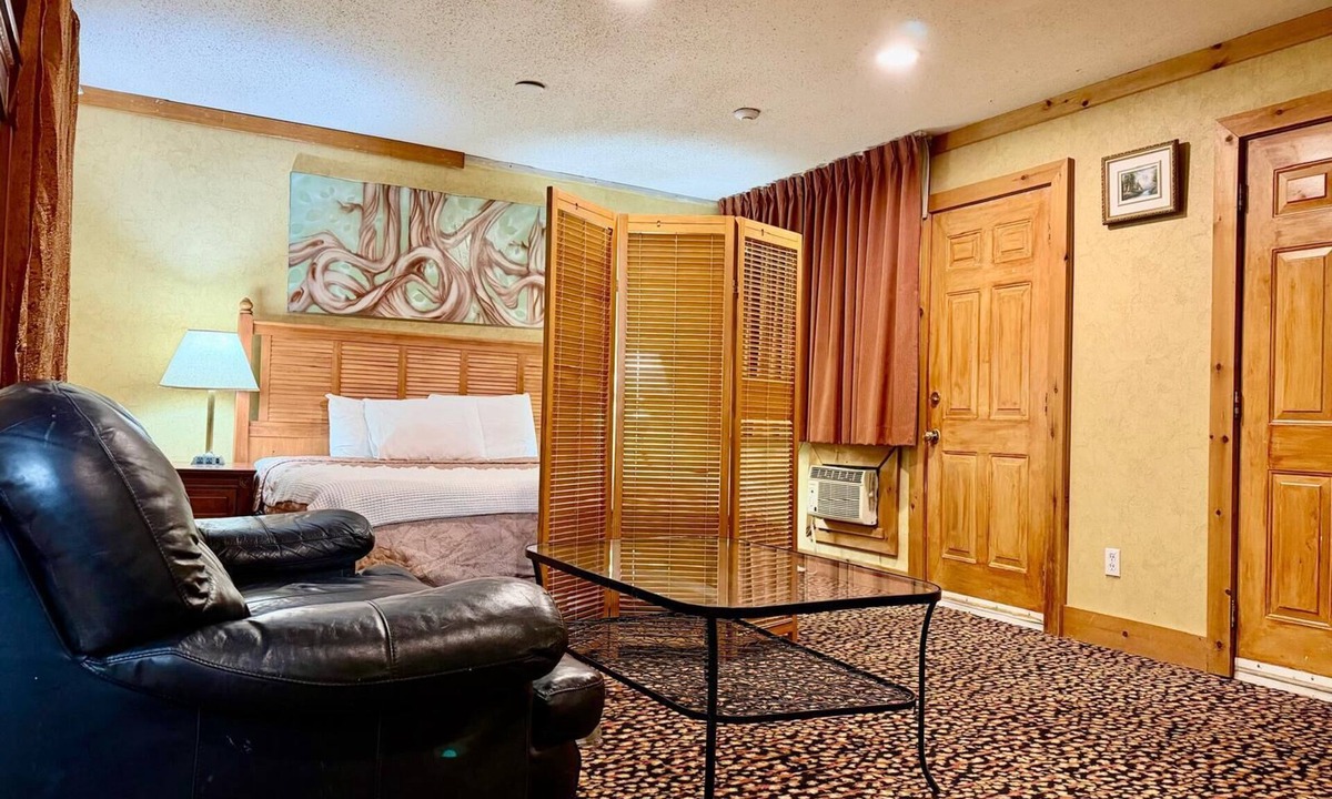 Renfrew Cabin | Rocky Mountain Lodge - Luxury Suite