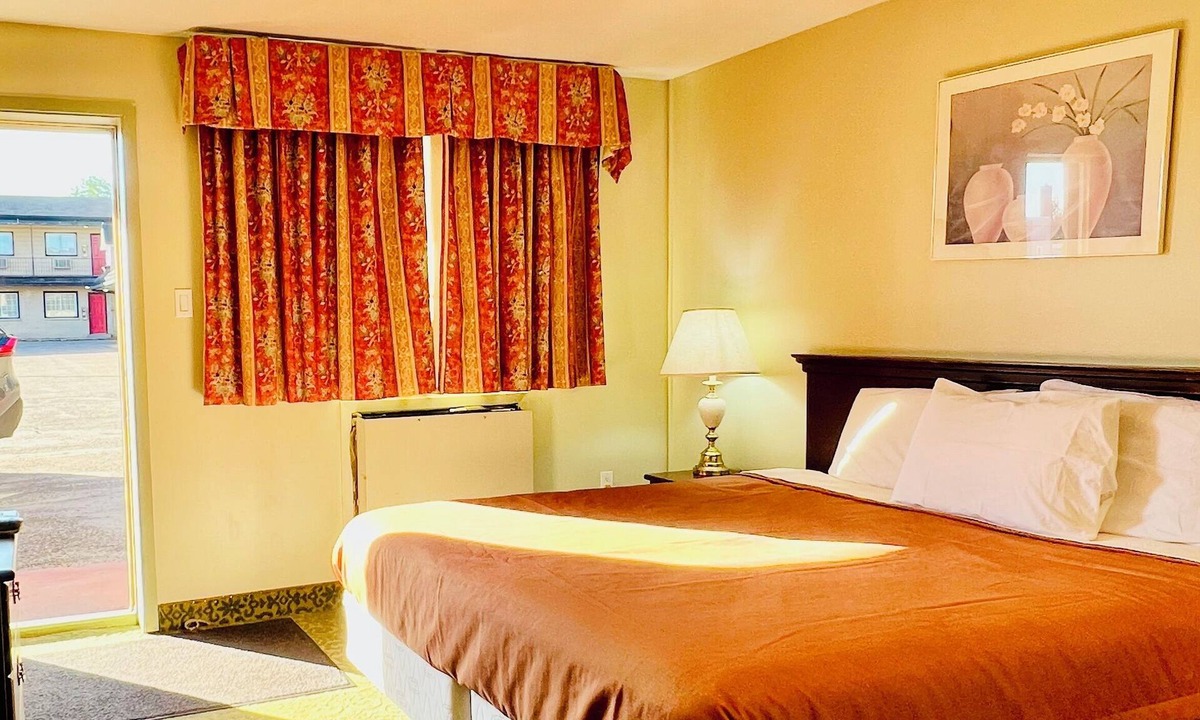 Renfrew Cabin | Rocky Mountain Lodge - Standard Room, 1 King Bed