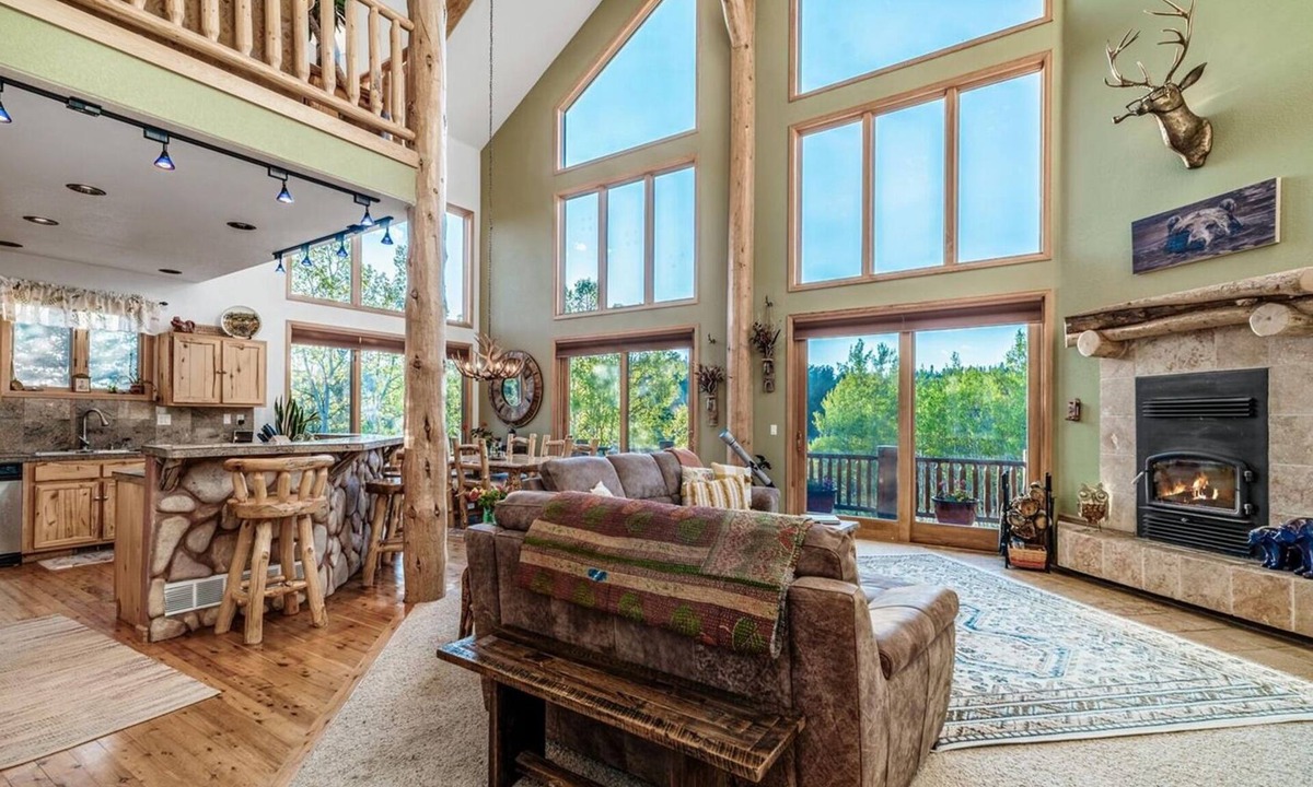 Jefferson House | Rocky Mountain log chalet close to national forest and gold metal fishing.