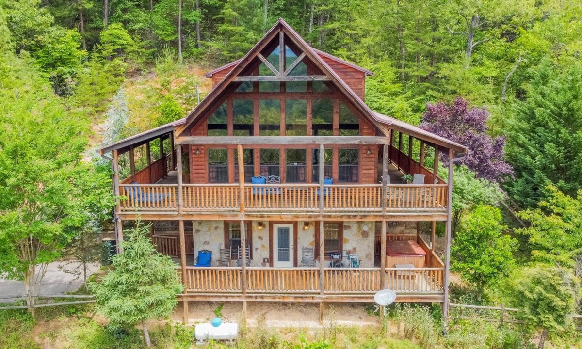 Townsend House | Rocky Top Hideaway: Theater Room, Pool Table, and Arcade Gaming System!