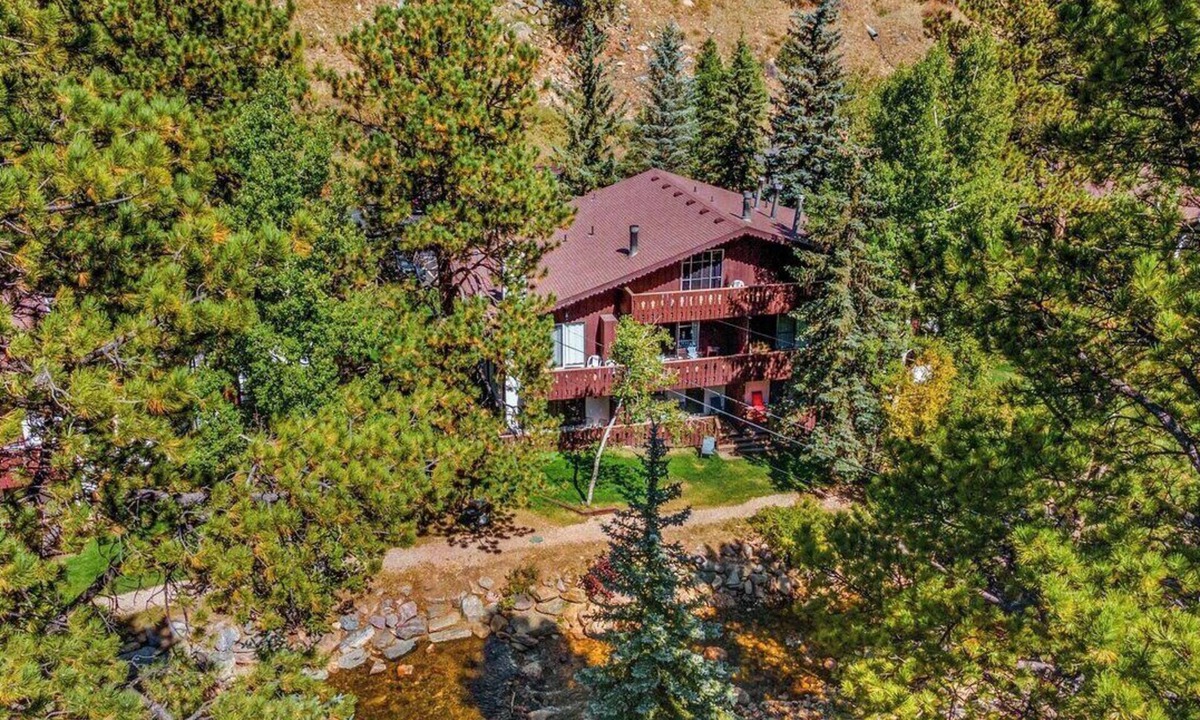 Estes Park Ski Chalet | Rocky’s Riverside Retreat - heated pool, river access