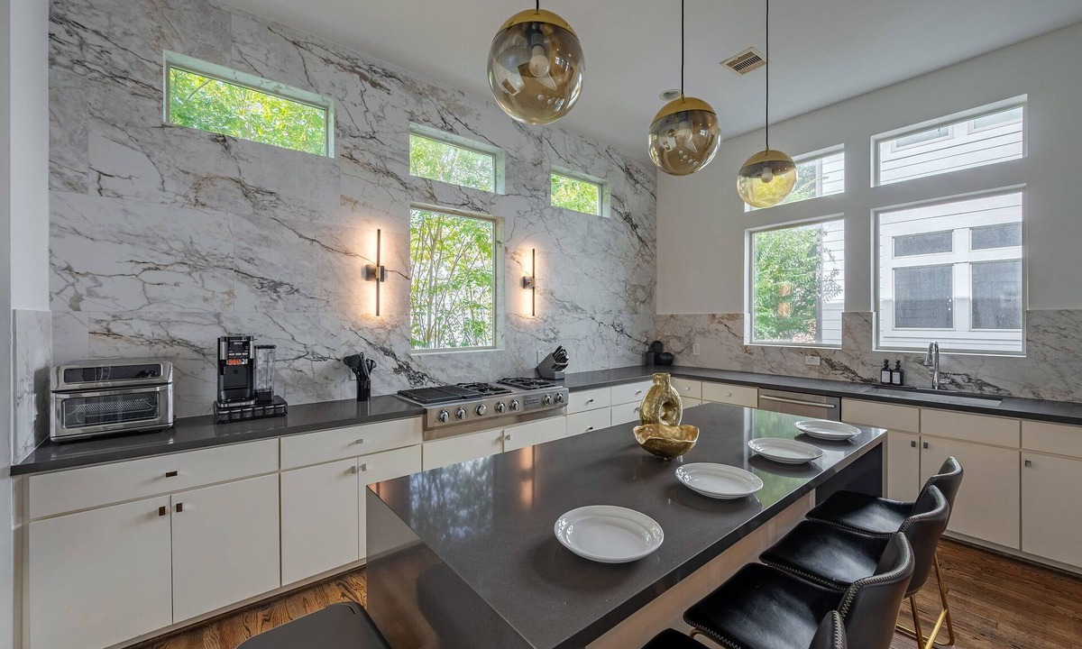 Neartown House | Rodeo House-Luxury-Modern-Pool-Rooftop Deck-Balcany-Skyline View-Sleeps 14