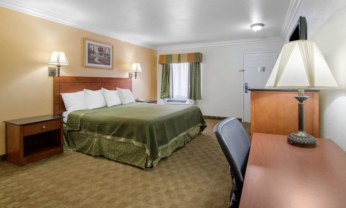 Victorville Hotel | Rodeway Inn Adelanto US 395