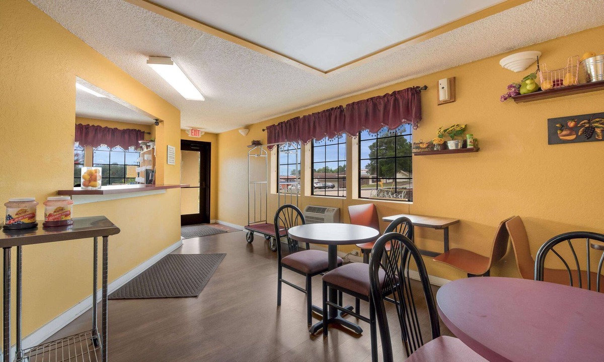Benton Hotel | Rodeway Inn Benton