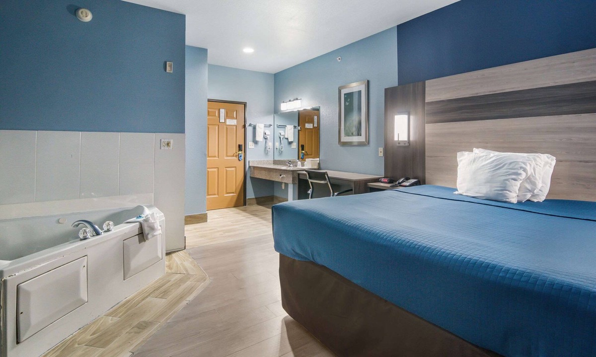 Original Town Hotel | Rodeway Inn Carrollton I-35E
