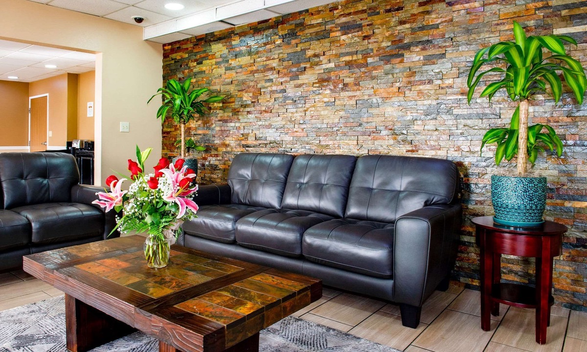 Rustic Hills Hotel | Rodeway Inn Central Colorado Springs