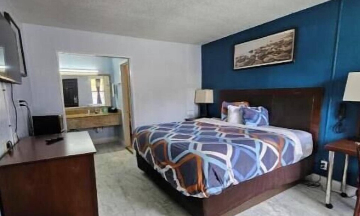 Hattiesburg Apartment | Rodeway Inn Hattiesburg North - King Room - Smoking 4