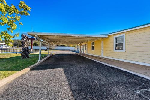 Kingsland Hotel | Rodeway Inn Kingsland - Lake LBJ
