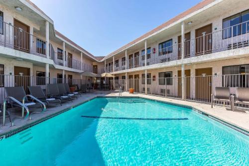 Castaic Hotel | Rodeway Inn Magic Mountain Area