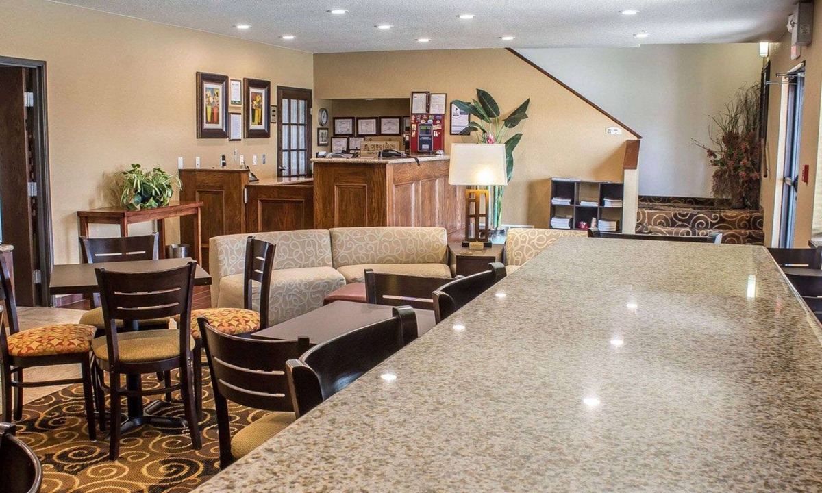 West Okoboji Hotel | Rodeway Inn Milford