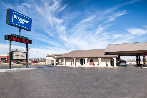 Pauls Valley Hotel | Rodeway Inn Pauls Valley