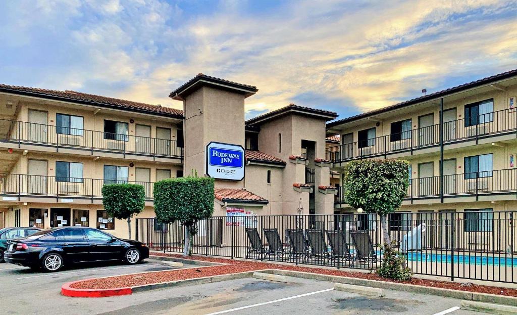 Southeastern Sacramento Hotel | Rodeway Inn Sacramento-University Area