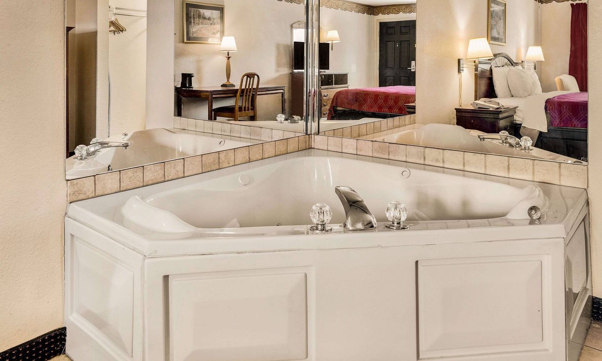 Sandersville Hotel | Rodeway Inn Sandersville