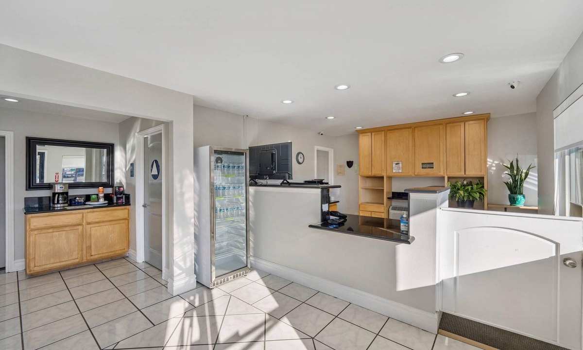 Stockton Hotel | Rodeway Inn Stockton Highway 99