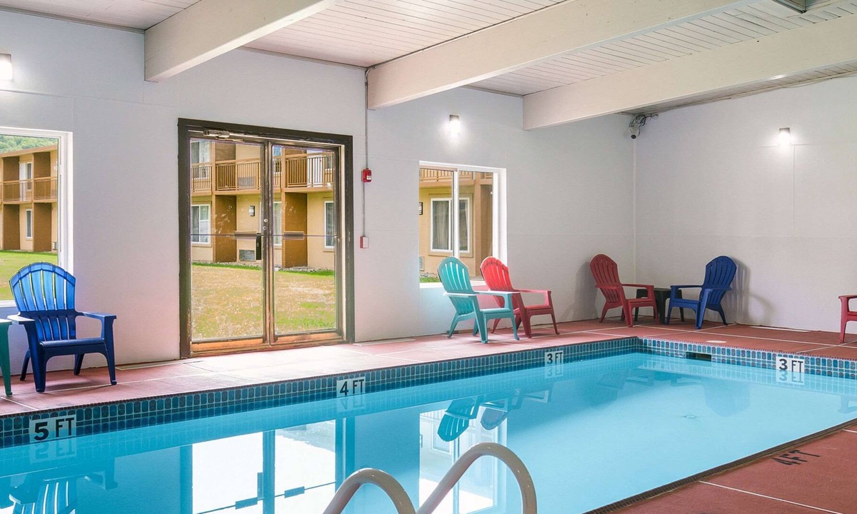 Delaware Water Gap Hotel | Rodeway Inn & Suites Stroudsburg - Poconos