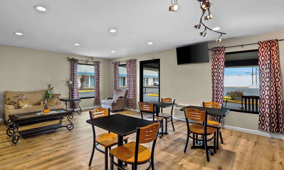 Brookhaven Hotel | Rodeway Inn & Suites Brookhaven