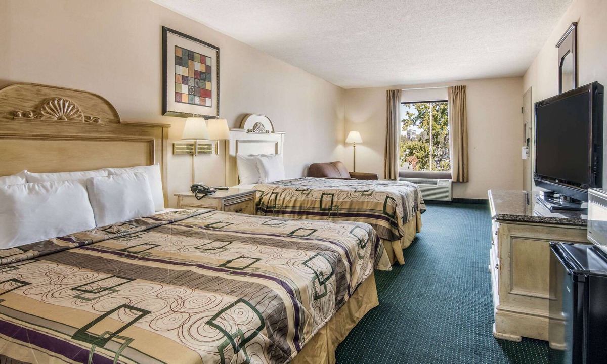 East Dublin Hotel | Rodeway Inn & Suites Dublin