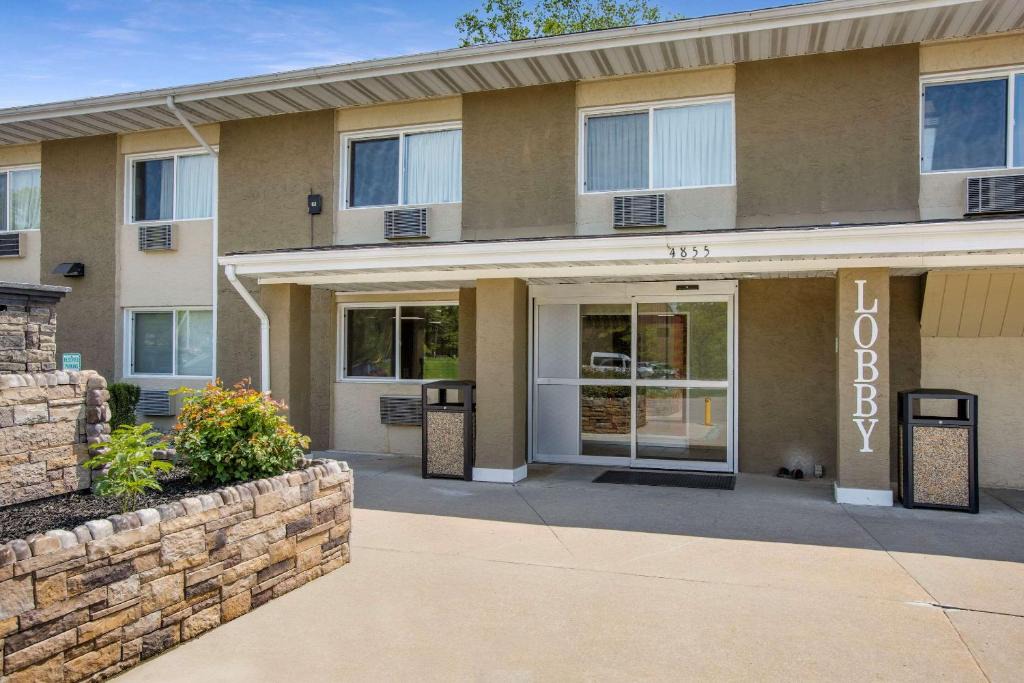 East Paris Hotel | Rodeway Inn & Suites Grand Rapids Southeast