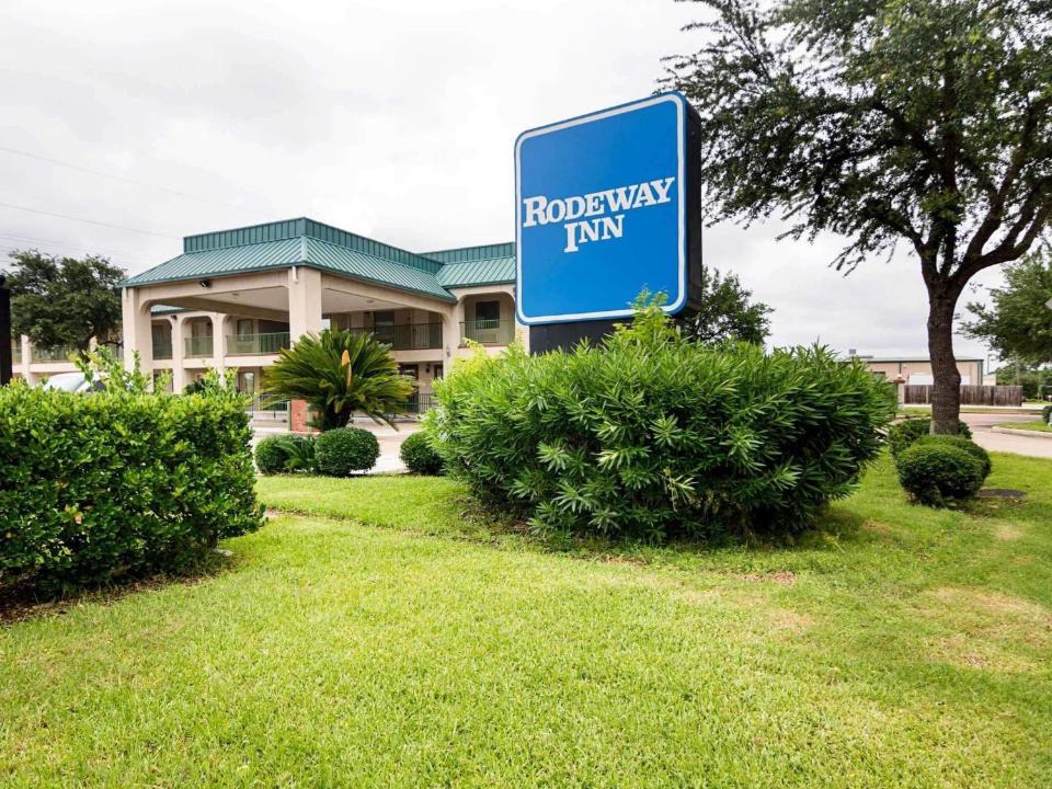 Brookhollow Hotel | Rodeway Inn & Suites Hwy 290 NW
