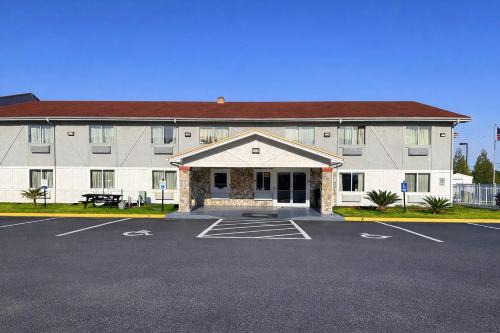 Jacksonville Hotel | Rodeway Inn & Suites Jacksonville near Camp Lejeune