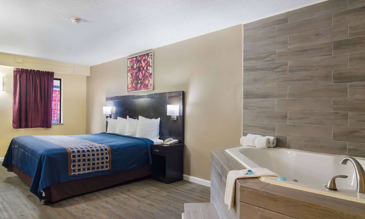 Monroeville Hotel | Rodeway Inn & Suites Monroeville - Pittsburgh