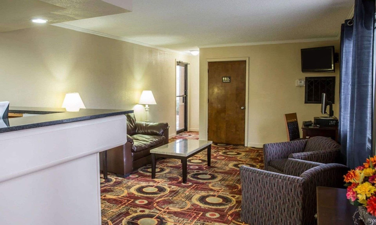 Plymouth Hotel | Rodeway Inn & Suites Plymouth Hwy 64