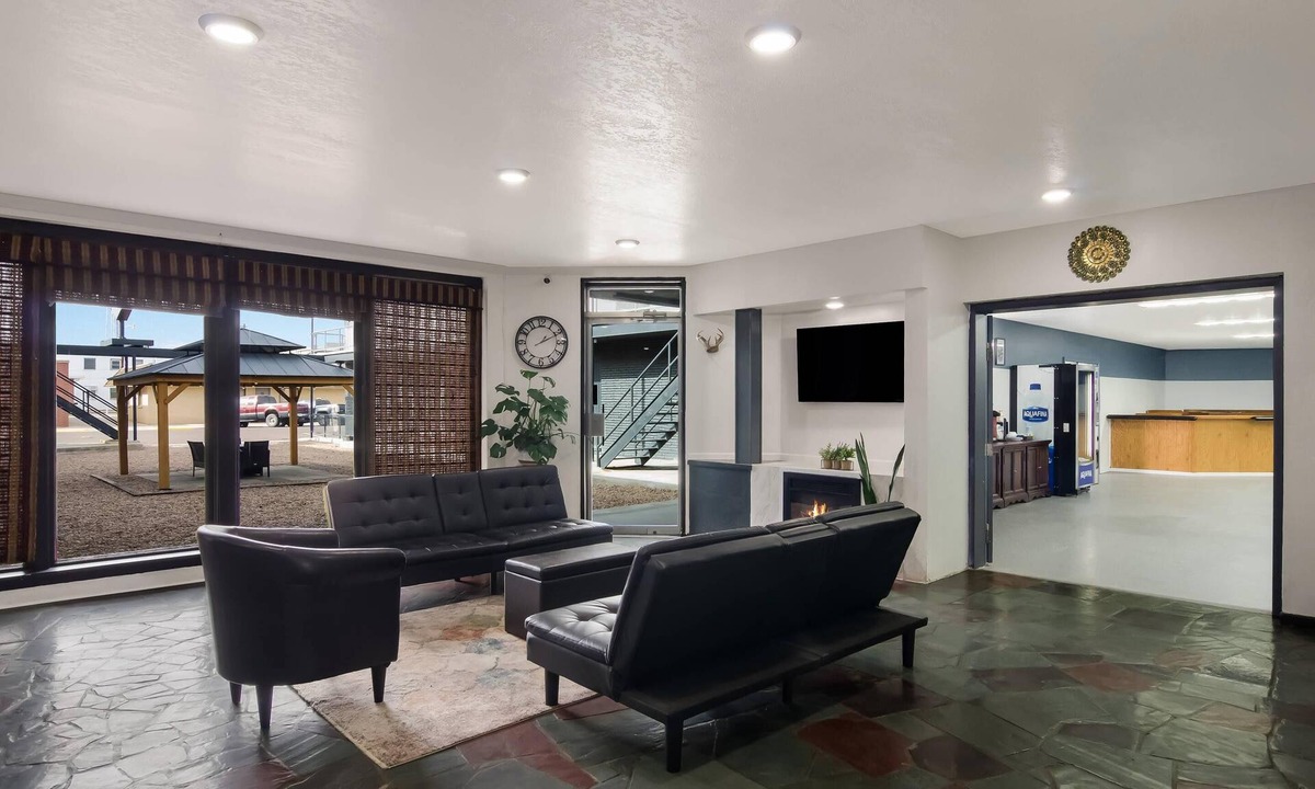 Sidney Hotel | Rodeway Inn & Suites Sidney Historic Downtown I-80