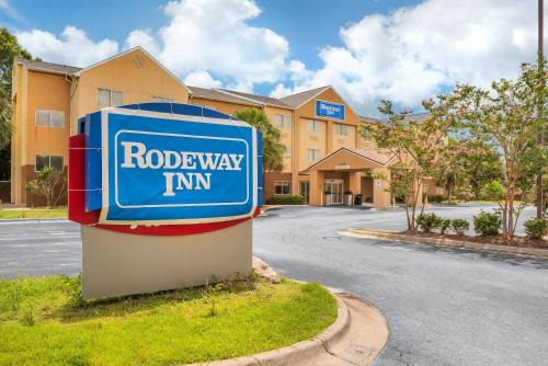 Ferry Pass Hotel | Rodeway Inn