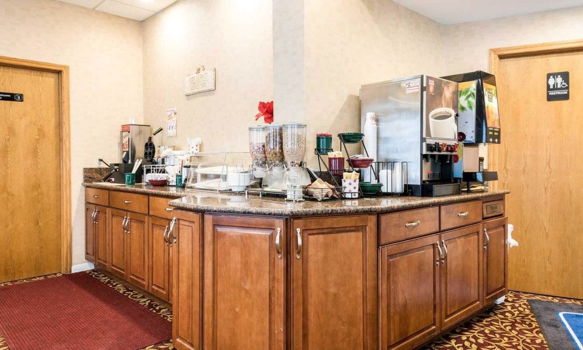 Weedsport Hotel | Rodeway Inn
